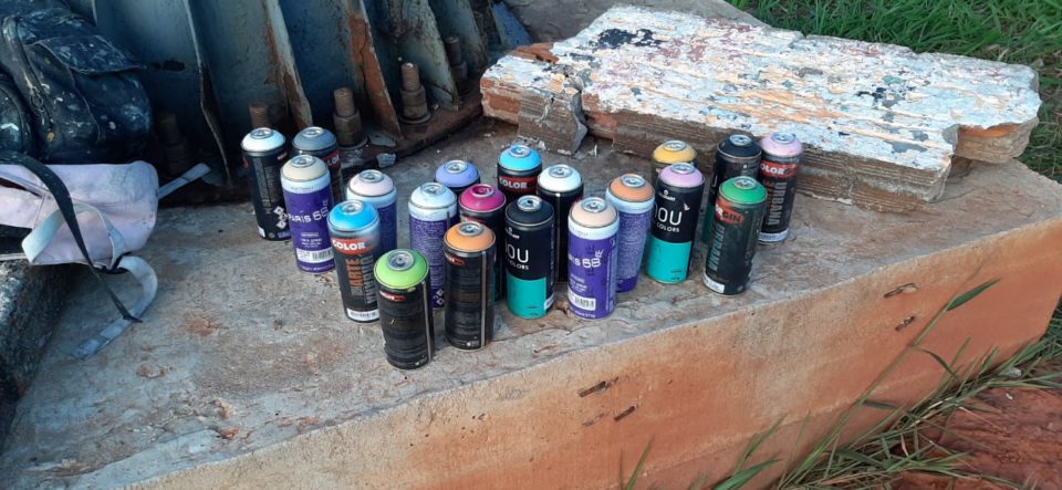 Dupla é impedida de pintar outdoor ao lado do Bosque