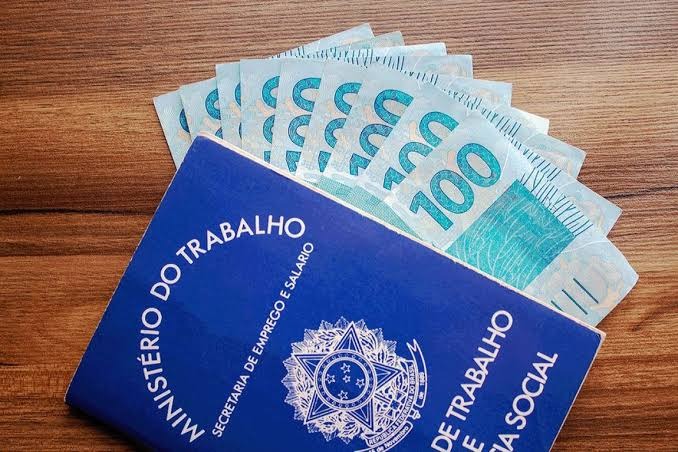Bolsonaro anuncia salário mínimo de R$ 1.100 em 2021
