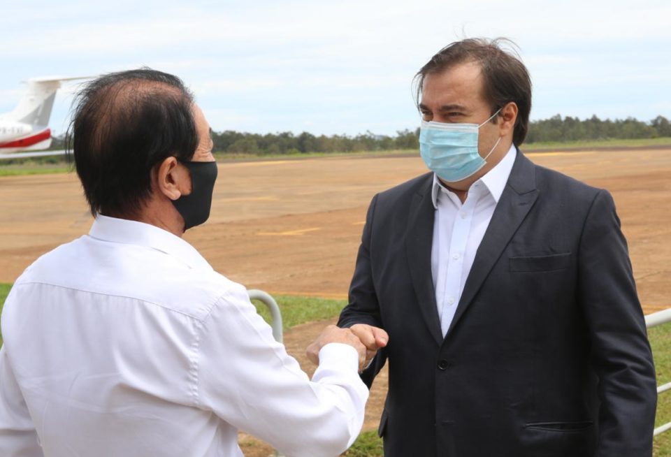 Maia chega de jatinho e faz visita em unidade da JBS em Lins