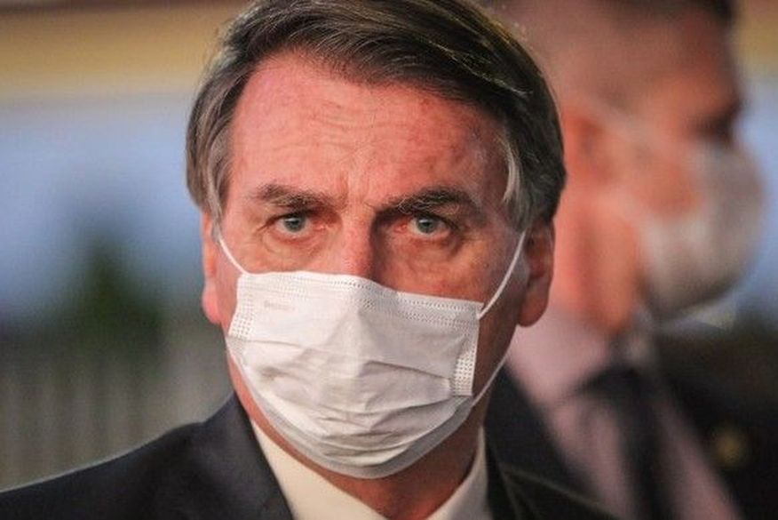 Bolsonaro fala em assinar “termo” antes de tomar vacina