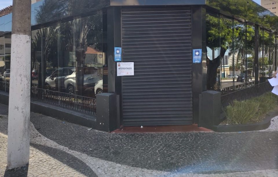 Prefeitura interdita bar na avenida Sampaio Vidal