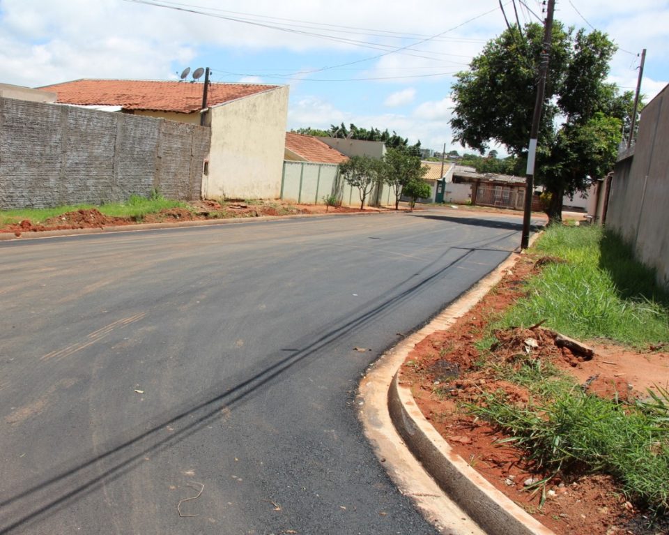 Prefeitura pavimenta duas das cinco ruas do Jardim Paraíso