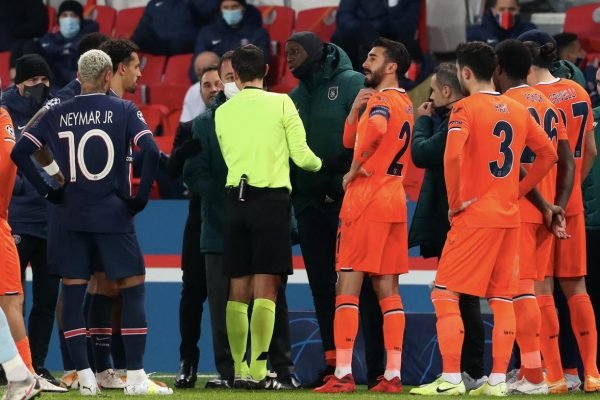 PSG e Istanbul deixam campo por ato racista da arbitragem