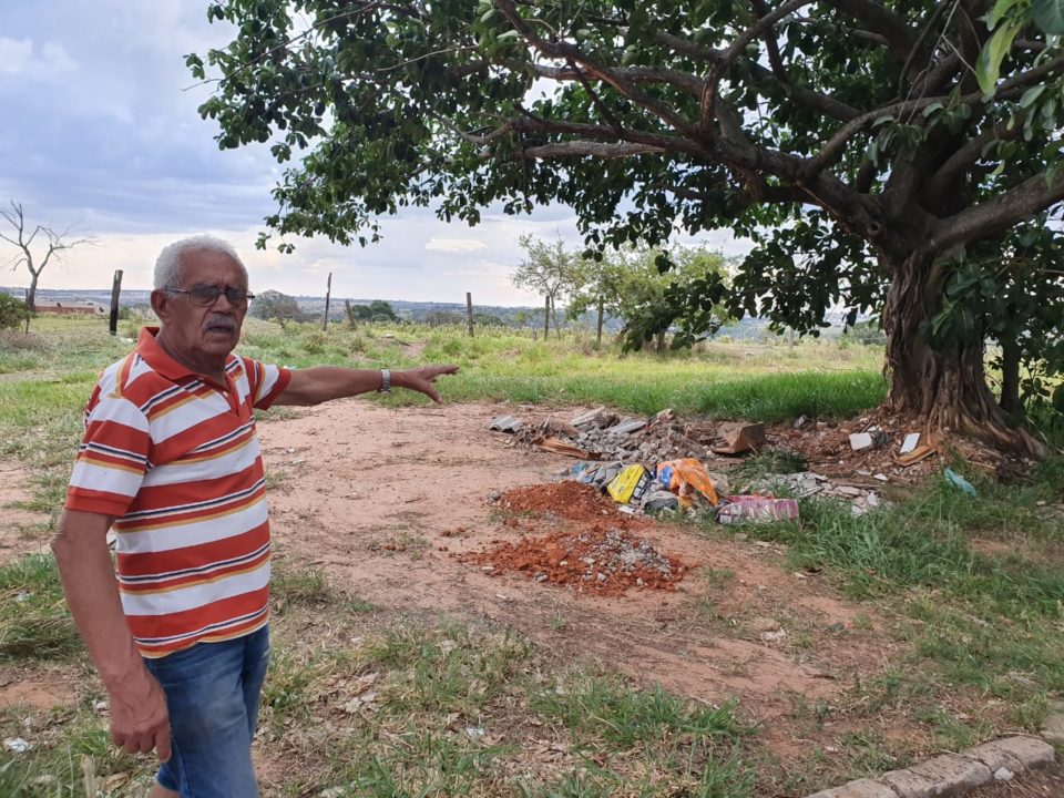 Moradores de bairro na zona Oeste reclamam de lixo e entulho