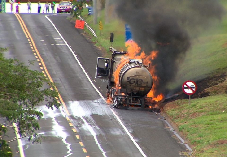 Carreta com combustível pega fogo na rodovia BR-153