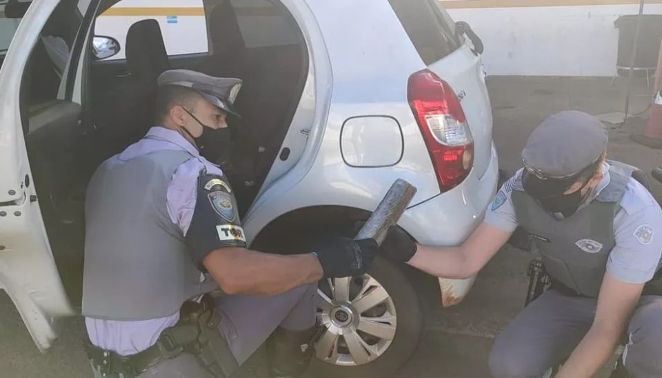 Jovem é preso com 450 quilos de maconha e skunk na SP-294