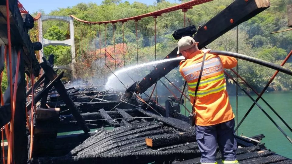 Perícia aponta incêndio criminoso em ponte pênsil da região