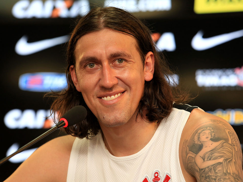 Cássio tranquiliza torcedores em vídeo no hospital