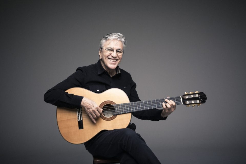 Caetano Veloso realiza live “Vai ter Natal” neste sábado