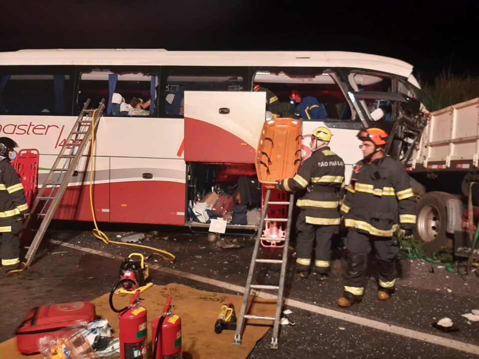 Acidente entre ônibus e caminhão mata sete pessoas na região