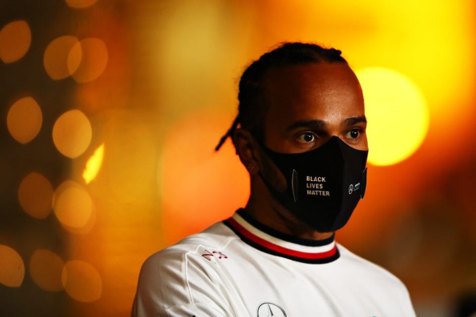 Lewis Hamilton testa positivo para a covid-19
