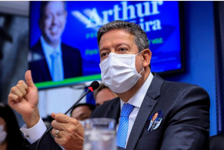 Arthur Lira lança candidatura à presidência da Câmara