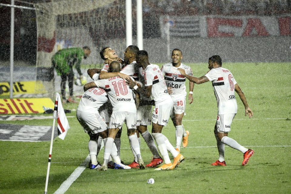 São Paulo vence o Atlético-MG e abre vantagem de 7 pontos