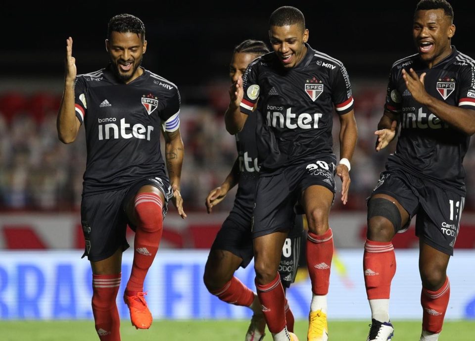 São Paulo vence em casa e dispara na liderança do Brasileirão