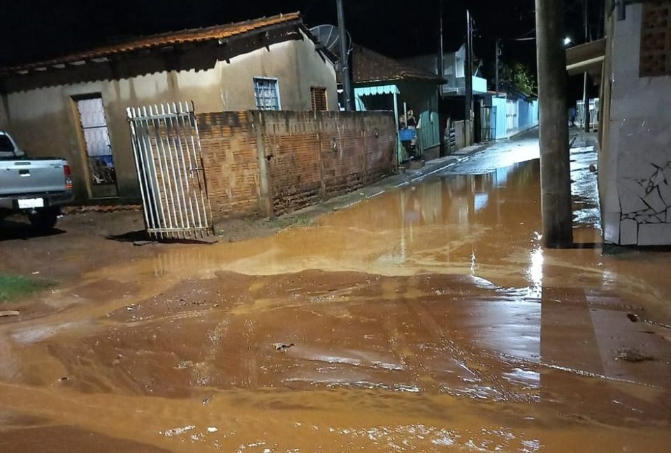 Temporal alaga ruas e castiga o distrito de Rosália