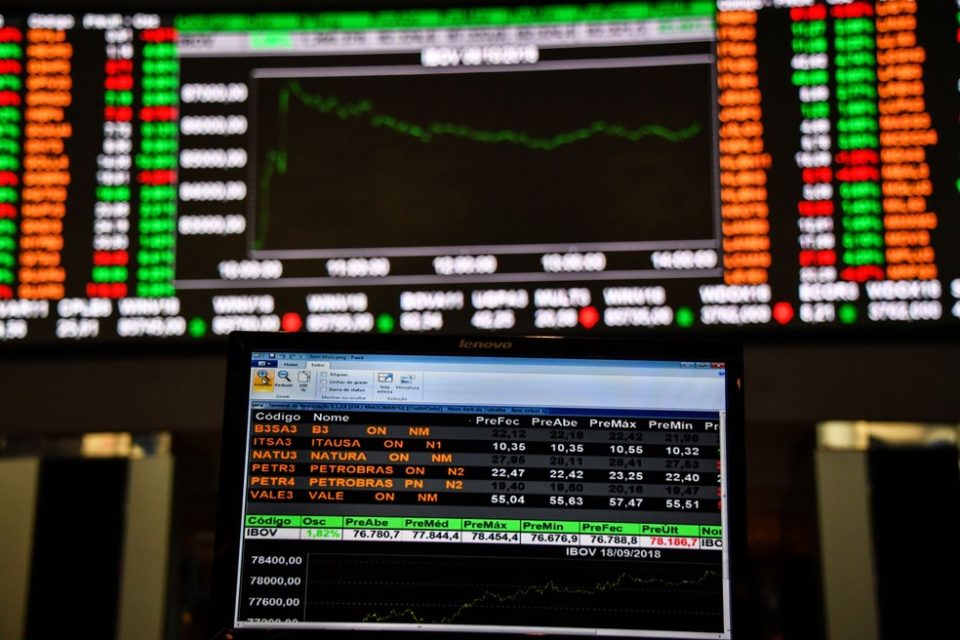 Bolsa fecha em nova máxima histórica, a 125 mil pontos