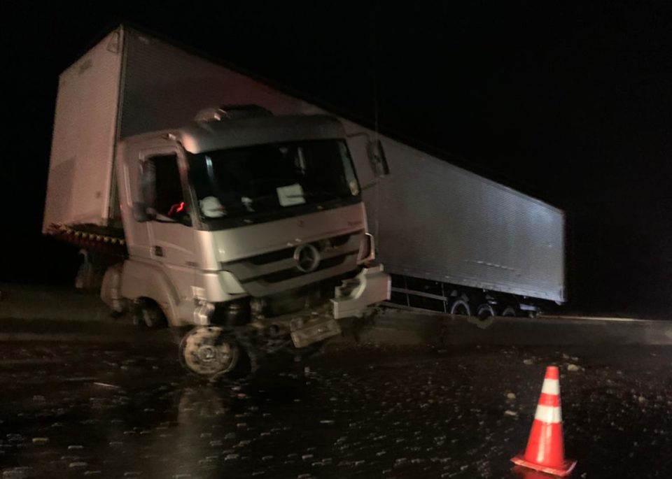 Motorista perde controle e bate caminhão em mureta na SP-294