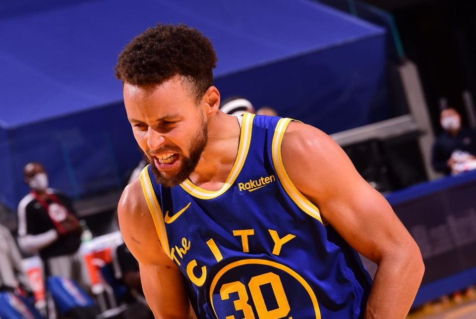 Curry dá show e comanda vitória de virada dos Warriors