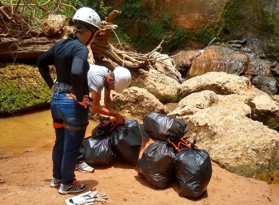 Ambientalistas retiram 14 sacos de lixo em cachoeira