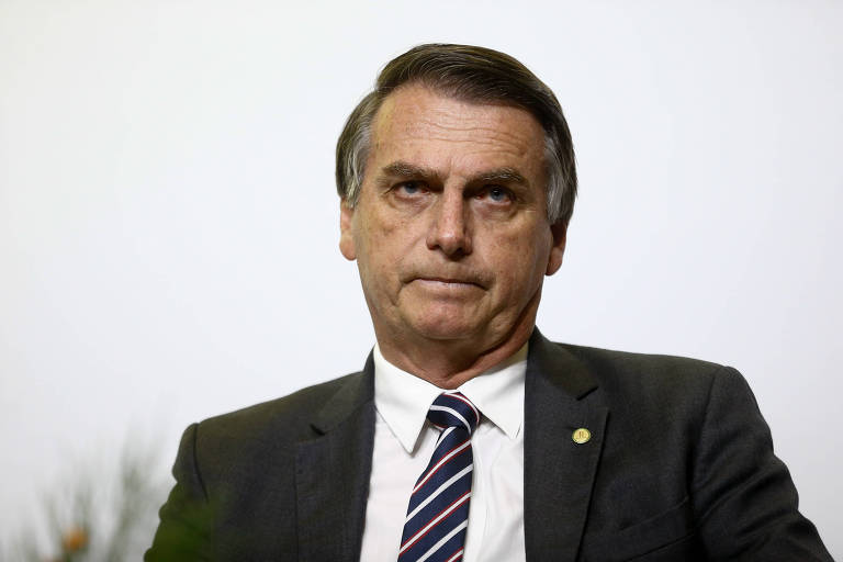 Bolsonaro nega estar atrasando vacinação no Brasil
