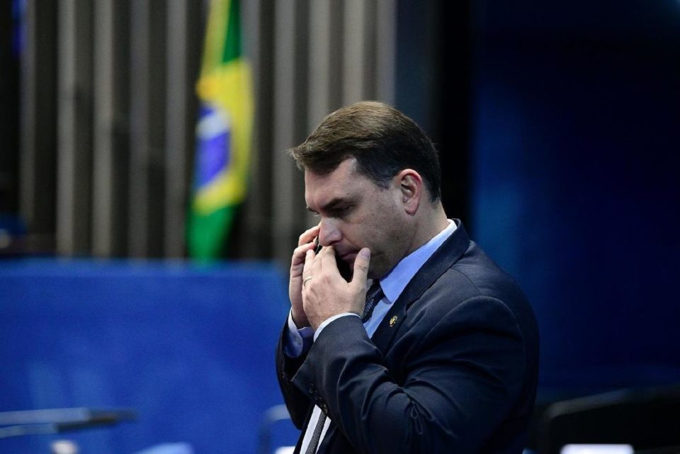 TJ-RJ decide se 1ª instância vai julgar Flávio Bolsonaro