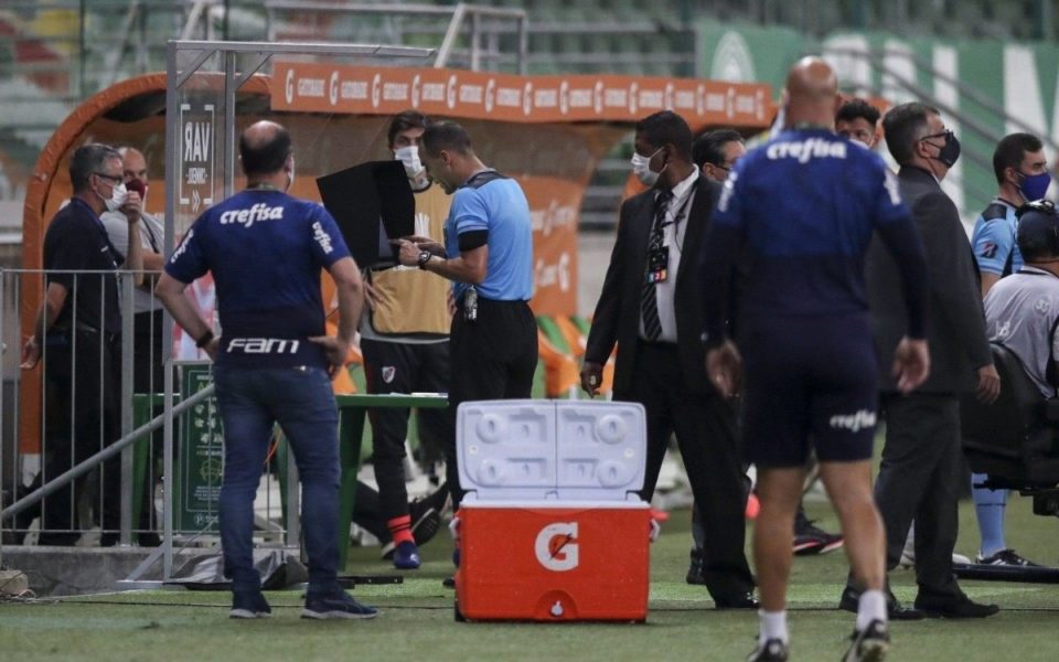 Áudios revelam como VAR ajudou árbitro em Palmeiras x River