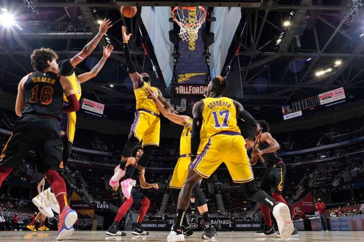 Lakers vencem Cavaliers com ‘Lei do Ex’ de LeBron James