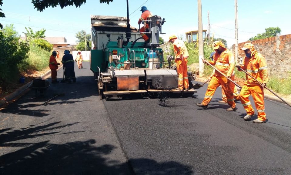 Prefeitura finaliza asfalto em rua de bairro na zona Oeste