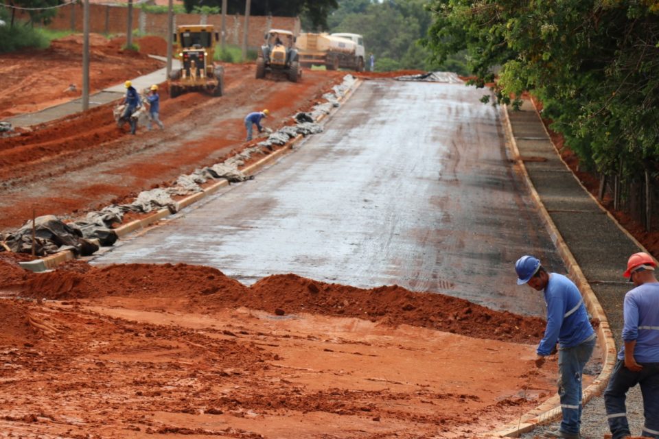 Prefeitura inicia pavimentação da Estrada do Pombo