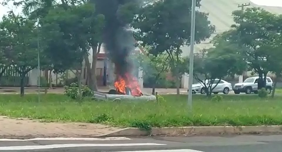 Veículo pega fogo na Avenida das Esmeraldas