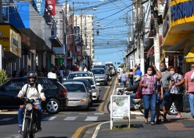 Comércio local inicia novo horário de atendimento nesta terça-feira