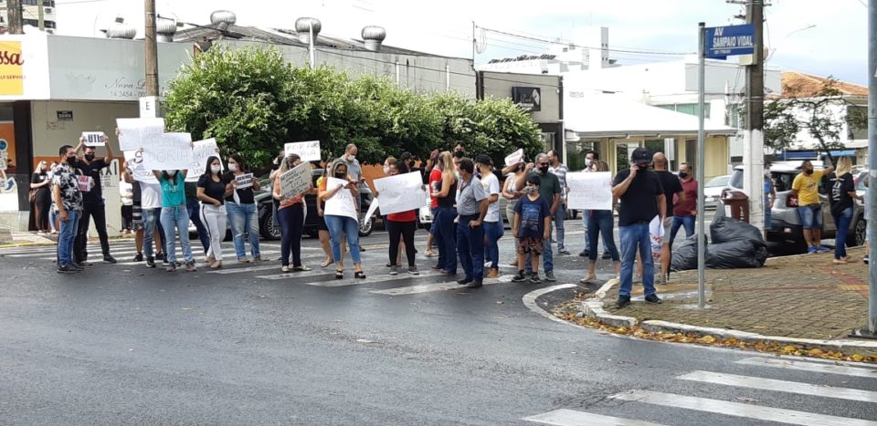 Cidade tem protesto no Centro pela reabertura do comércio