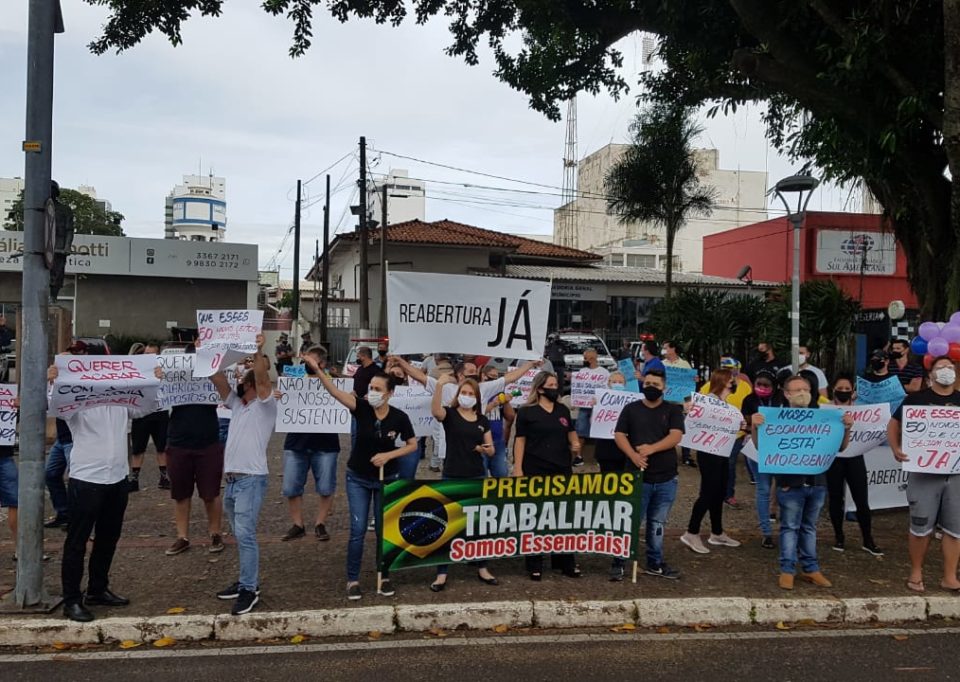 Grupo protesta no Centro de Marília e pede reabertura das empresas