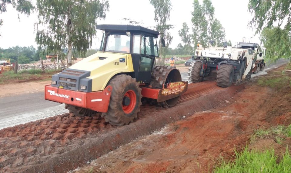 Prefeitura intensifica obras na vicinal de Avencas