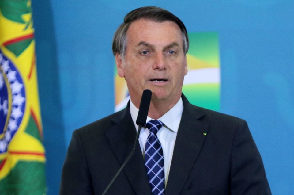 Bolsonaro culpa indústria por compra fracassada de seringas