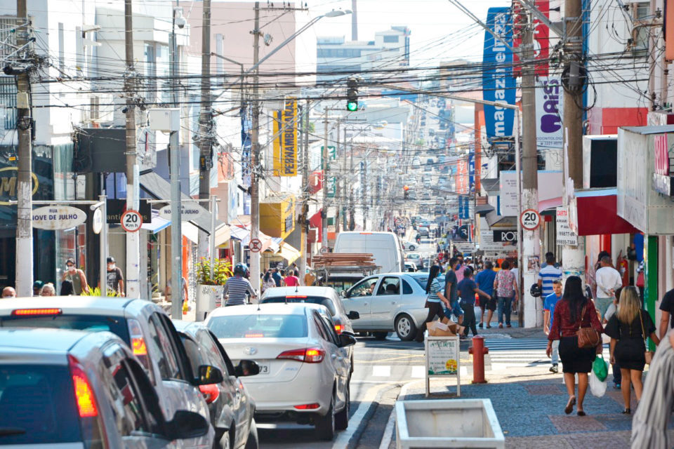 Comércio de rua se antecipa e muda horário de funcionamento