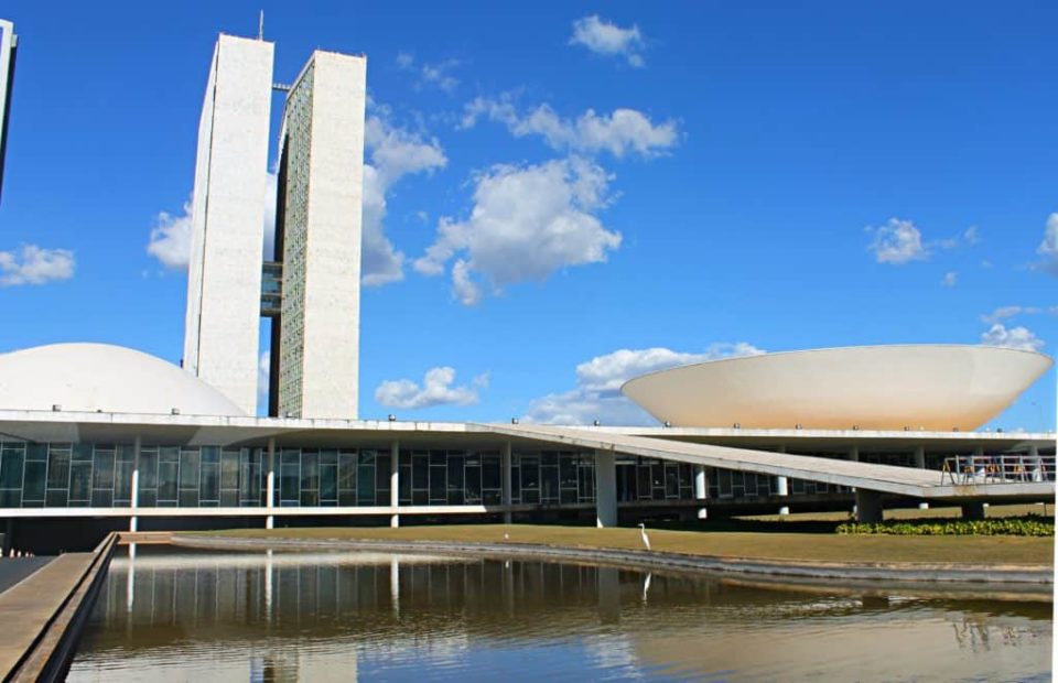 Disputa no Congresso aumenta pressão pela volta do auxílio