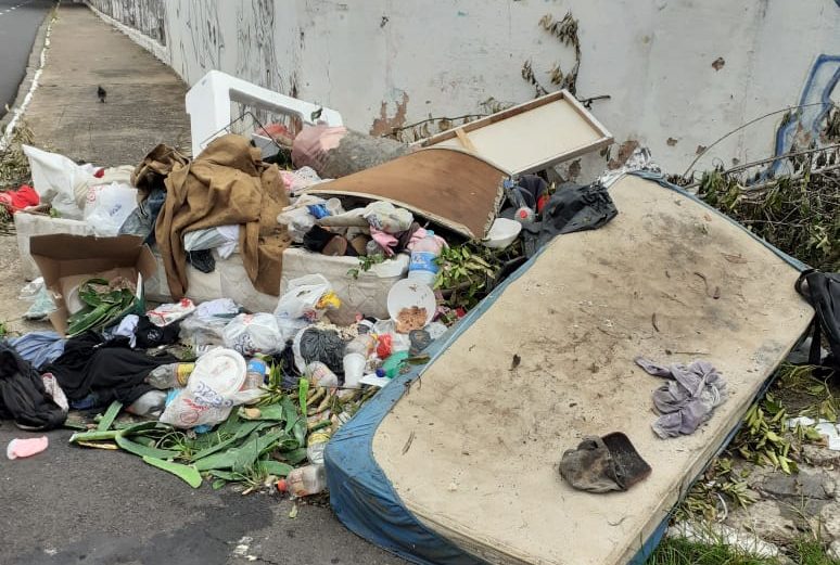 Rua na zona Norte ao lado do “Mineirão” vira depósito de lixo