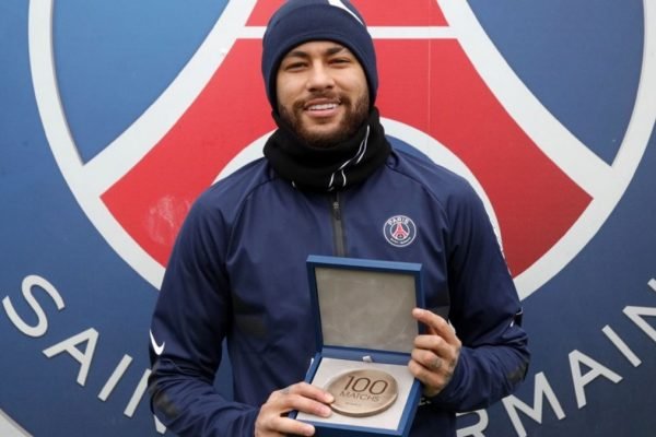Neymar recebe medalha por atingir marca de 100 jogos no PSG