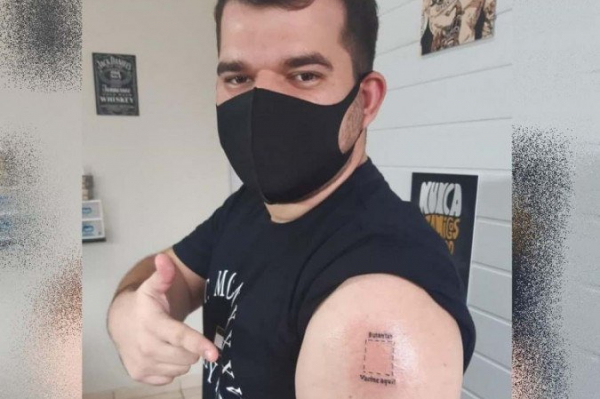 Estudante faz tatuagem para receber vacina da Covid-19