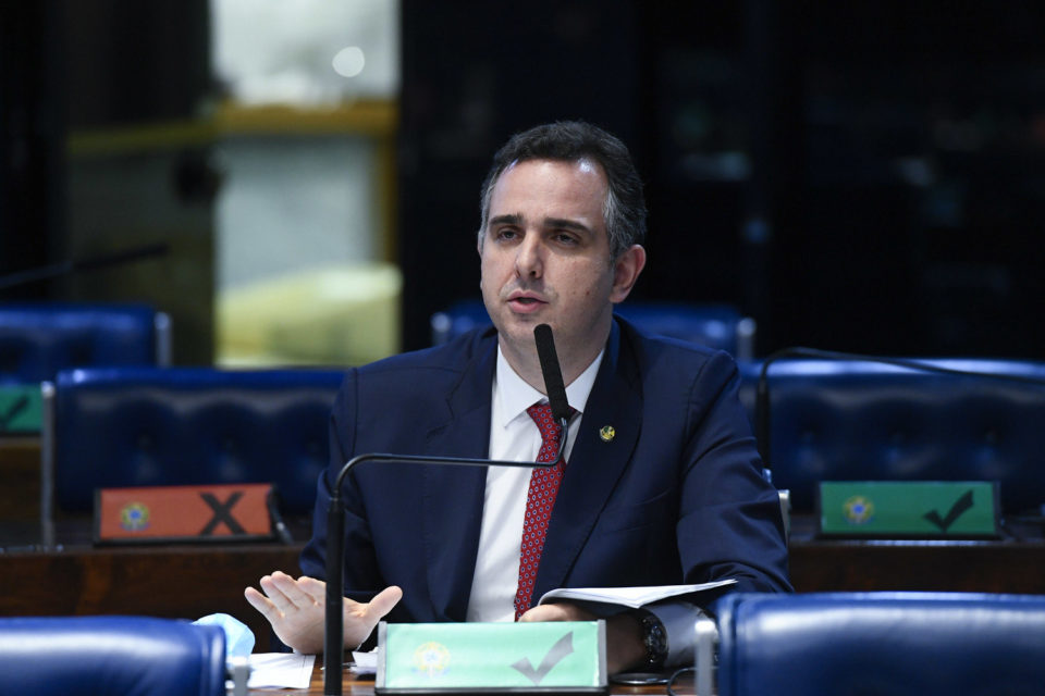 Rodrigo Pacheco faz ofensiva por votos no Senado