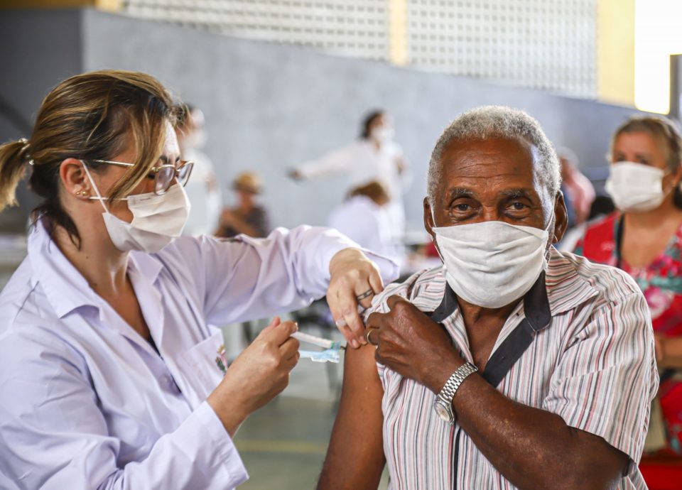 Primeiro lote de vacina Coronavac só dá para 0,5% dos idosos