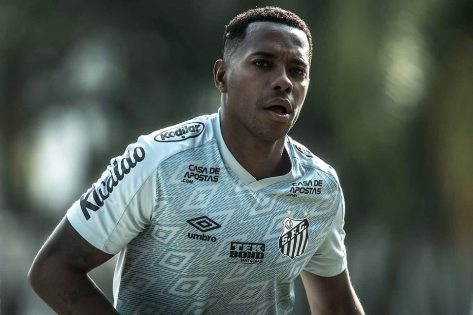 Santos quer rescisão de contrato com Robinho