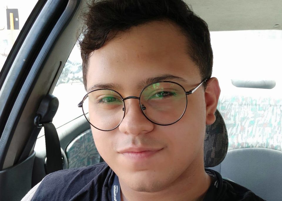 Jovem morre após bater carro em árvore na região