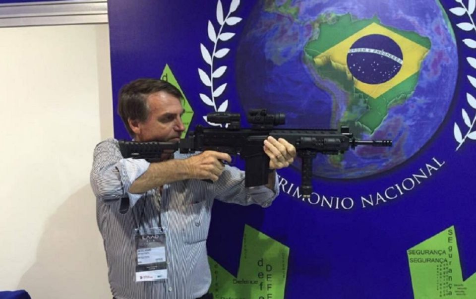 Bolsonaro edita decretos que ampliam acesso a armas e munições