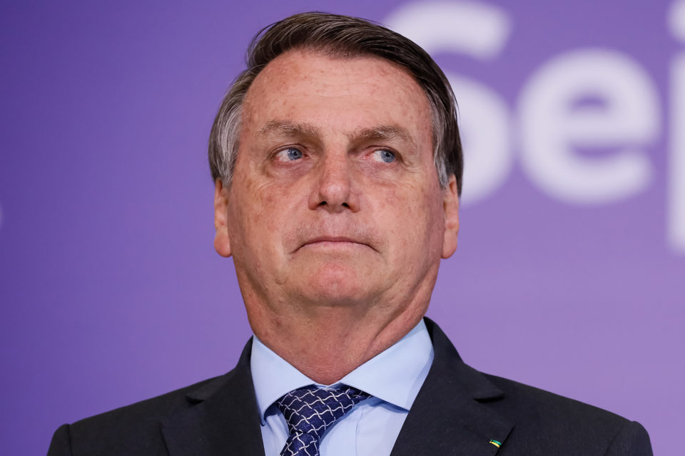 Bolsonaro afirma que dólar está alto e tem que baixar a R$ 5,00