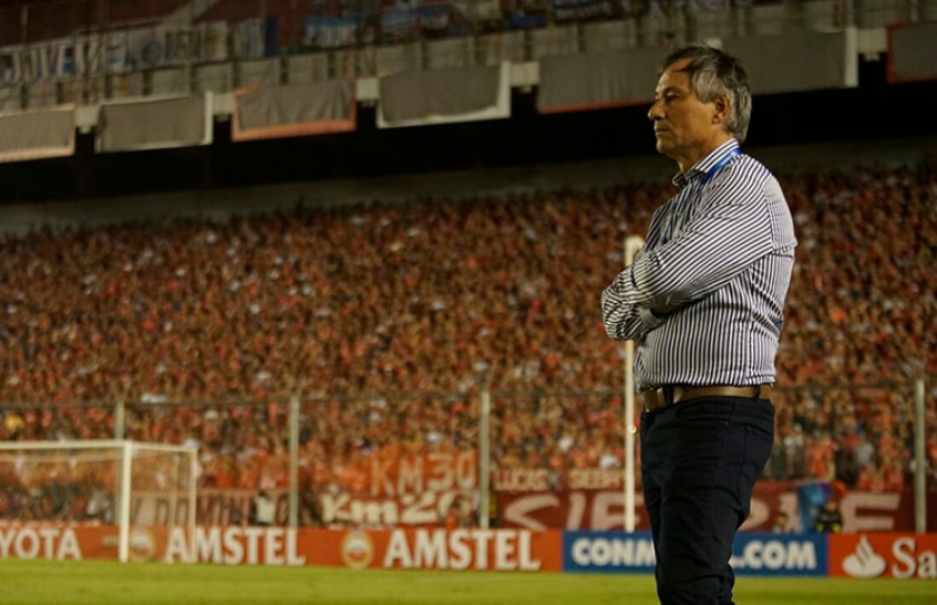 Santos anuncia a contratação do técnico argentino Ariel Holan