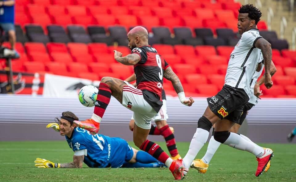 Com gol polêmico, Flamengo vence Corinthians