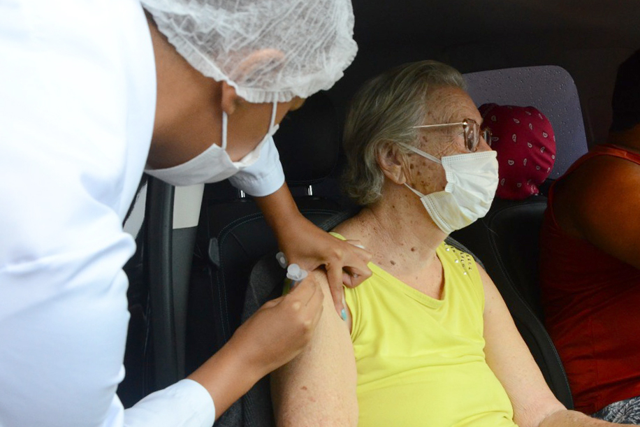 Ação para vacinar idosos com 85 anos ou mais acontece neste sábado