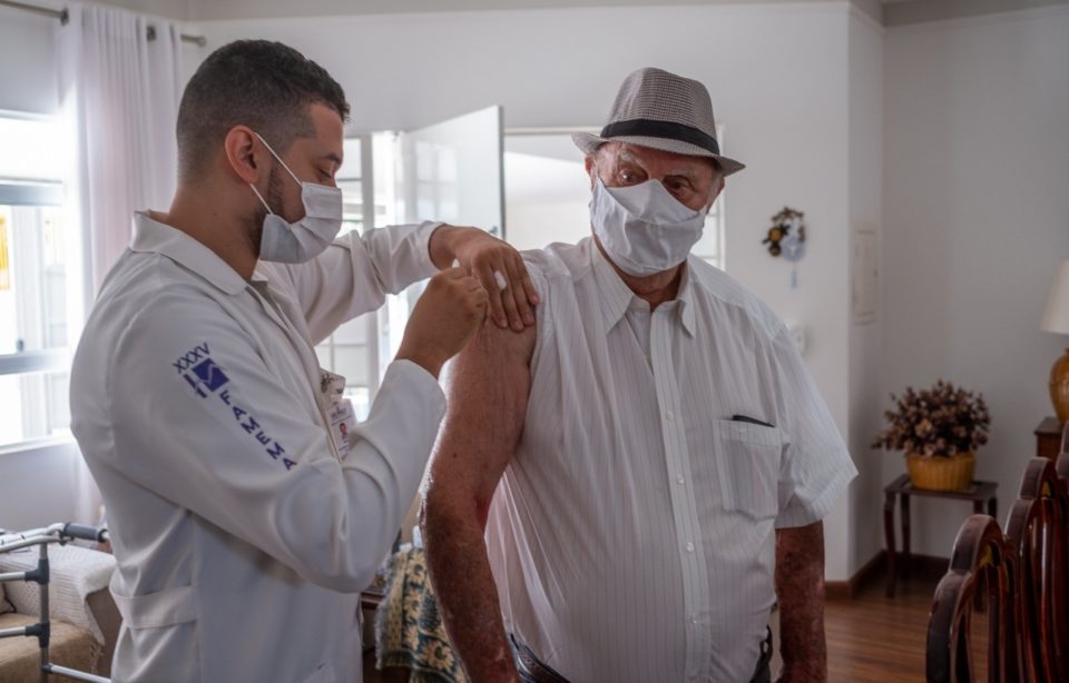 Saiba onde vacinar idosos com mais de 90 anos contra a Covid em Marília